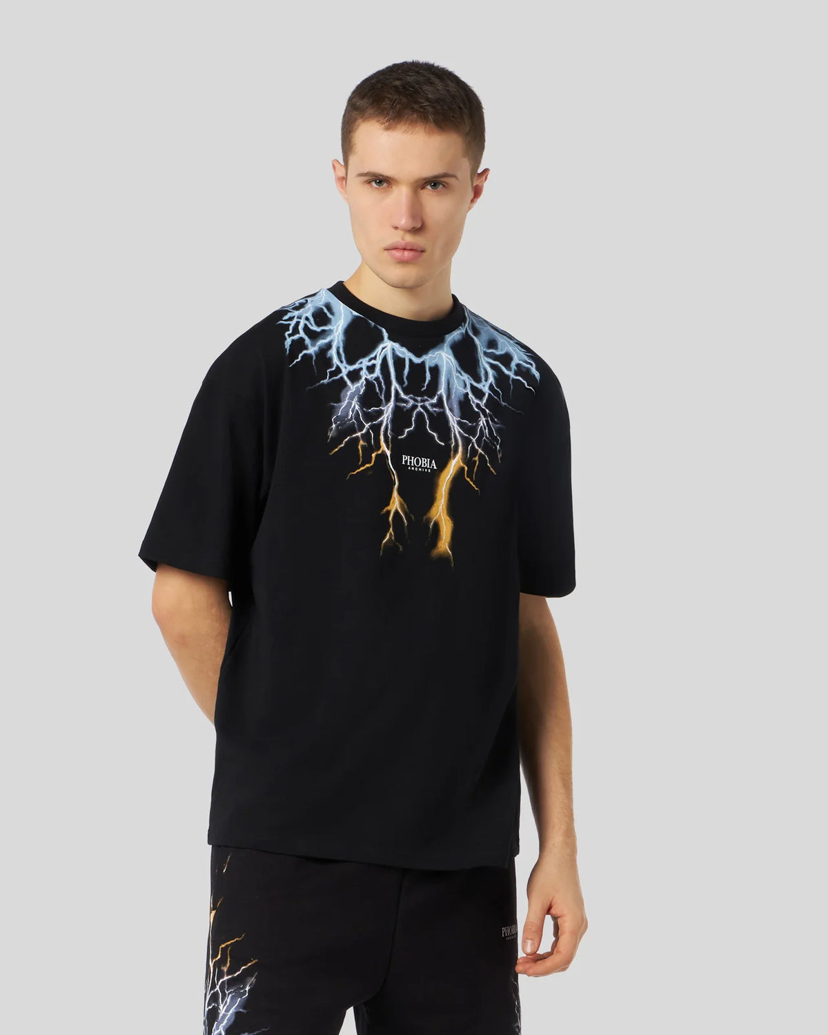 T-Shirt Nera Con Fulmine Bicolore Blu Giallo